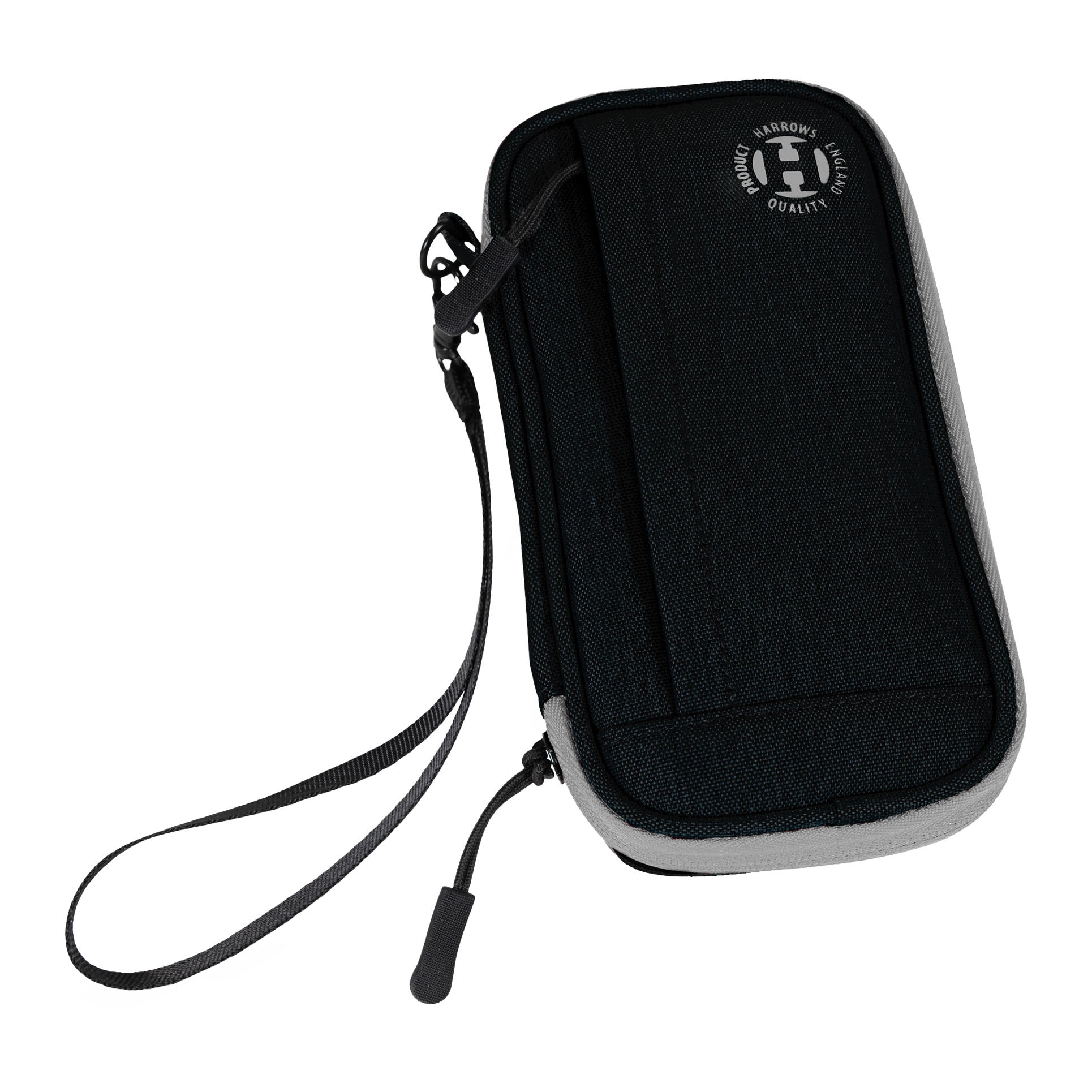 Dies ist ein schwarzes Dart-Etui mit einem Reißverschluss und einer Handschlaufe. Auf der Vorderseite befindet sich ein rundes Logo mit der Aufschrift „Harrows Approved Quality Product“.